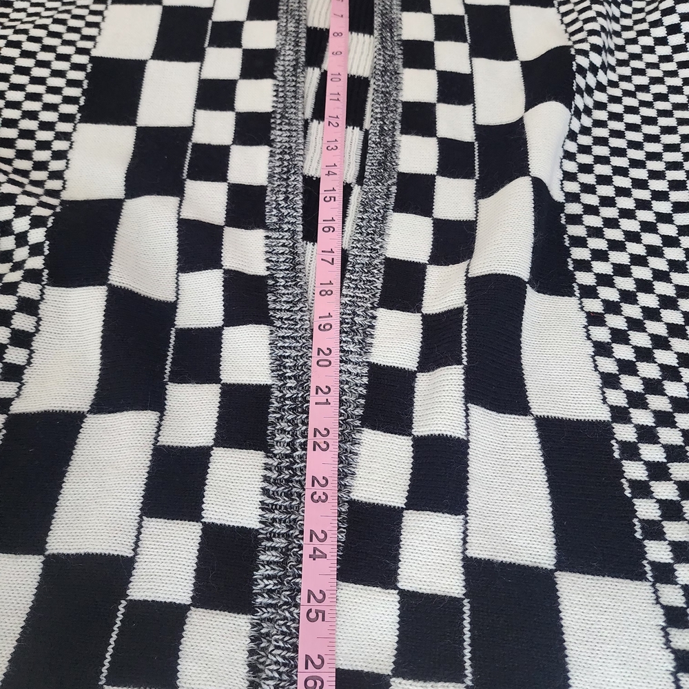 SHEIN Black and White Checkered Cardigan with Bold Pattern - Picture 9 of 10